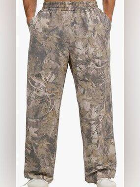 Men’s baggy camo sweatpants